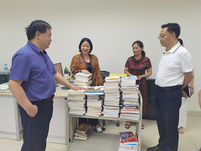 陈代文副校长深入调研指导图书馆工作