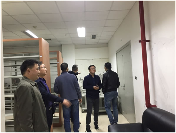 后管处、国资处等多部门联合到图书二馆现场办公
