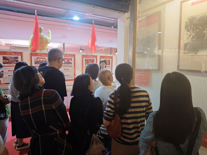 图书馆部门工会开展“庆祝中华人民共和国成立75周年”爱国教育主题活动