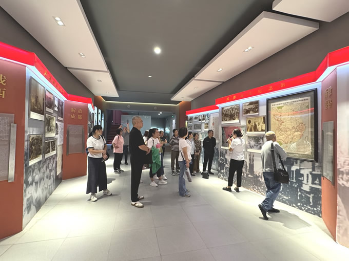 图书二馆党小组开展“传承革命精神 汲取奋进力量”主题党日活动