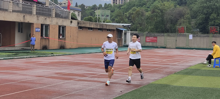 飒！运动会上图书档案人努力拼搏的身影