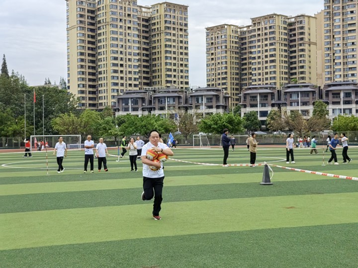 飒！运动会上图书档案人努力拼搏的身影