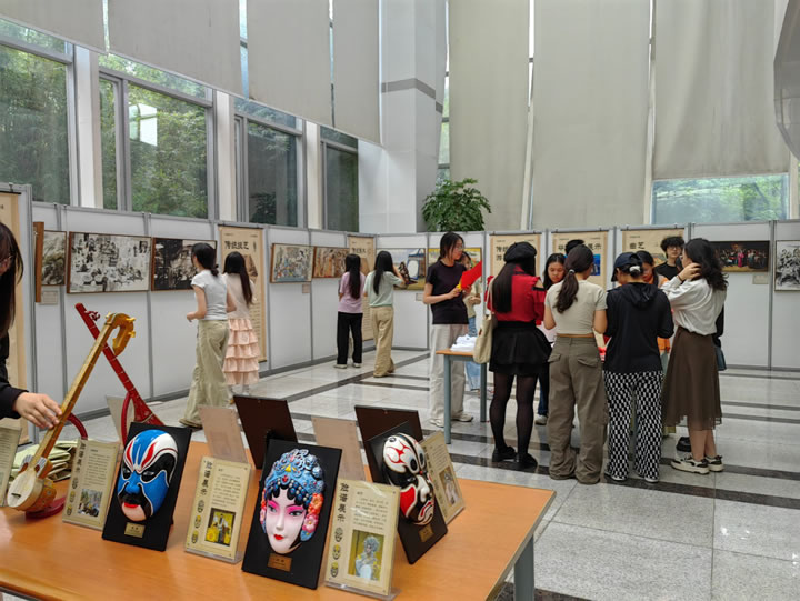 图书馆举办“守赤心·传文脉”非遗主题展