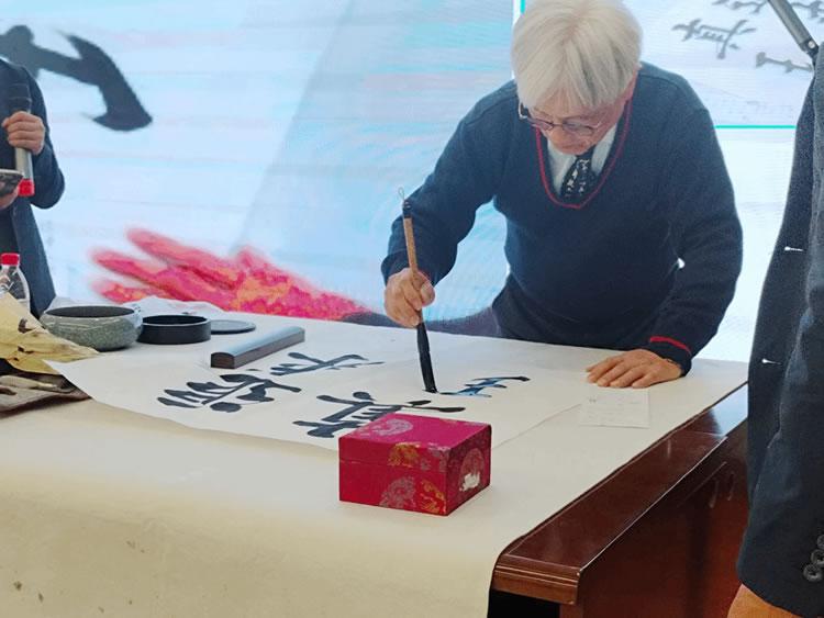 著名书法家张梅驹来校讲述书法之美