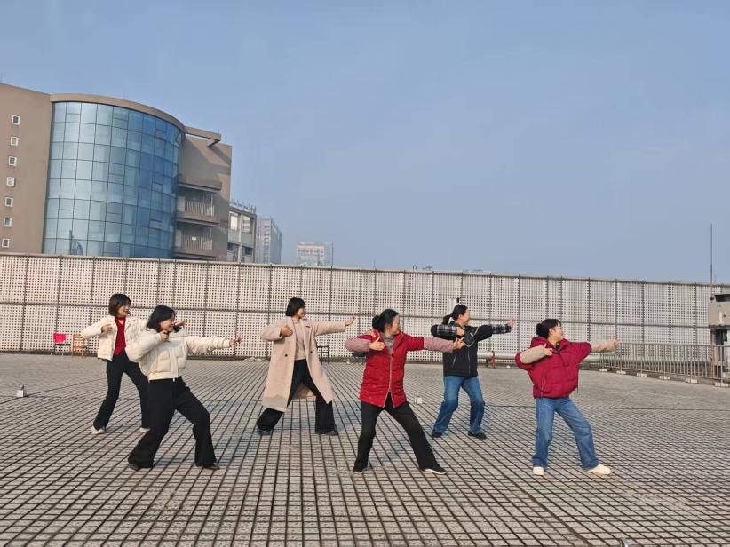 图书与档案馆分会举办“全民阅读、全民悦动” 迎新年主题活动