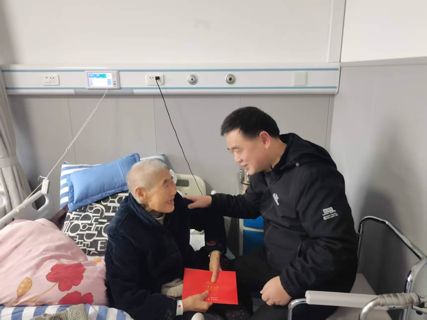 图书馆慰问离休干部牛征老师