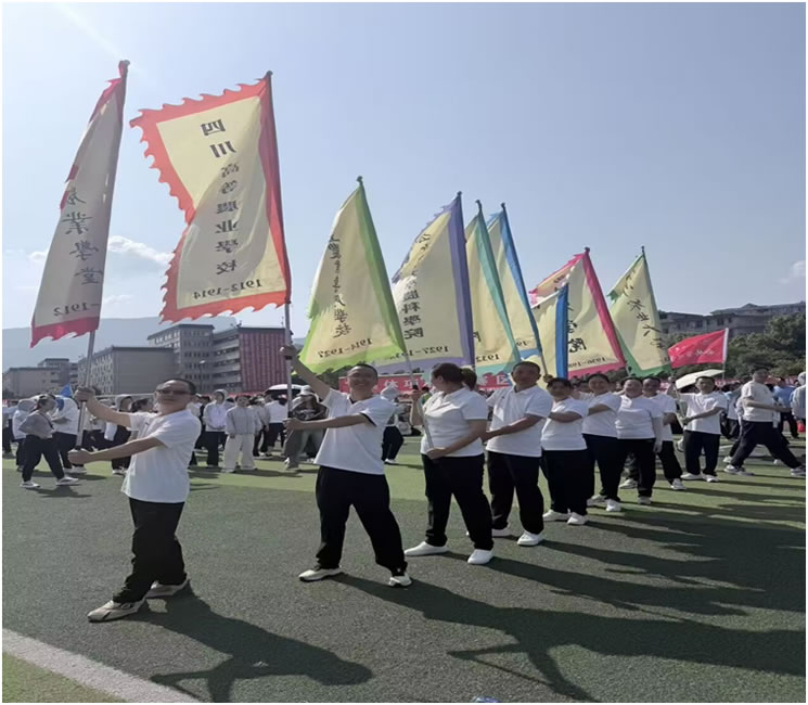 校运动会上图书与档案人拼搏迎校庆