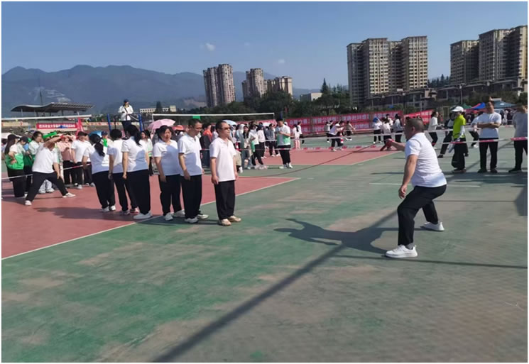 校运动会上图书与档案人拼搏迎校庆