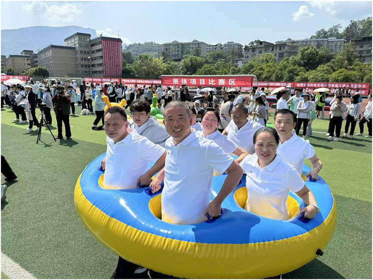 校运动会上图书与档案人拼搏迎校庆