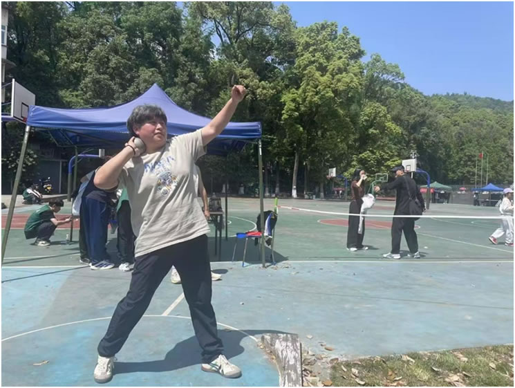 校运动会上图书与档案人拼搏迎校庆