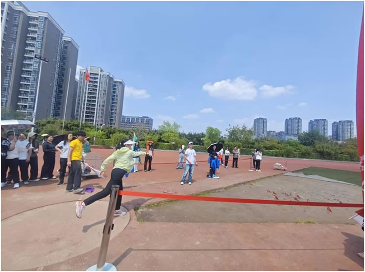 校运动会上图书与档案人拼搏迎校庆
