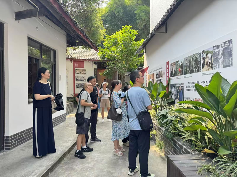 图书二馆党小组赴崇州“学习强国”主题公园开展党日活动