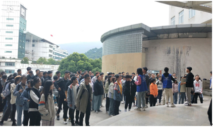 雅安校区本科新生参观图书馆活动圆满结束