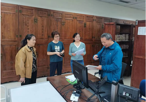 省古籍保护中心专家莅临我馆指导古籍普查工作