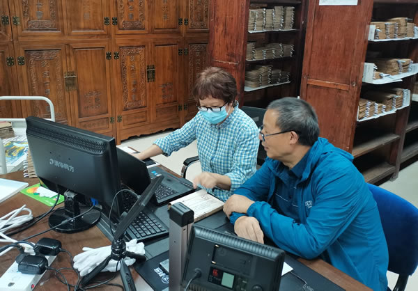 省古籍保护中心专家莅临我馆指导古籍普查工作