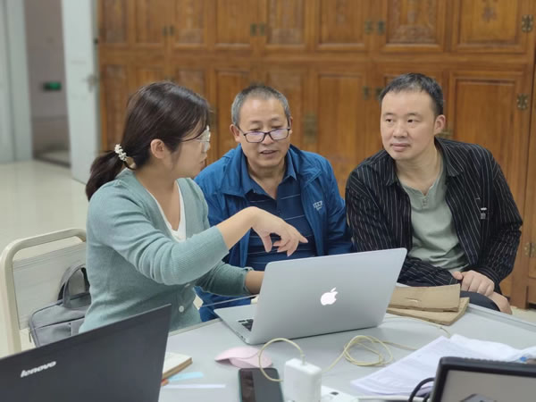 省古籍保护中心专家莅临我馆指导古籍普查工作