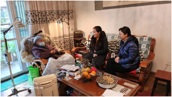 图书馆党政慰问离休老干部牛征同志