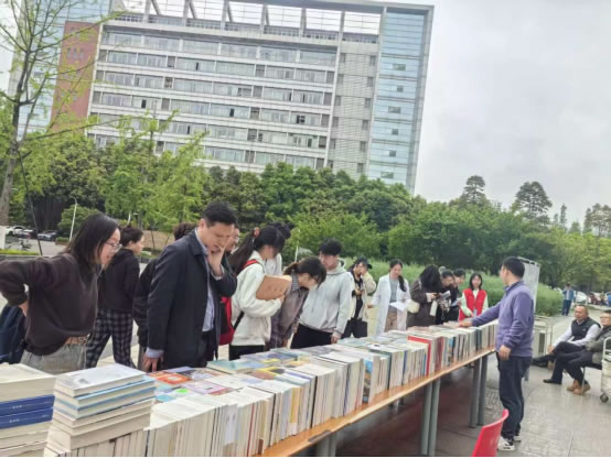 学校举办2026年“你选书 我买单”中外文图书展