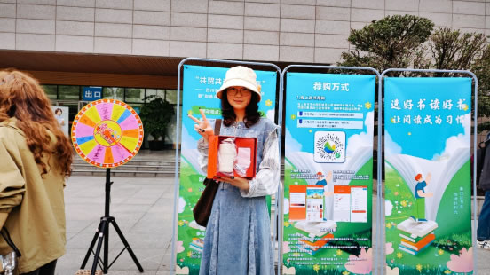 学校举办2026年“你选书 我买单”中外文图书展